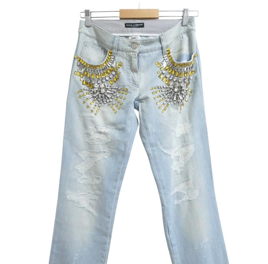 DOLCE GABBANA ドルチェアンドガッバーナ サイズ38 ラインストーン ビジュー ロゴプレート ダメージ加工 テーパード デニムパンツ ジーンズ ジーパン 水色 ライトブルー レディース