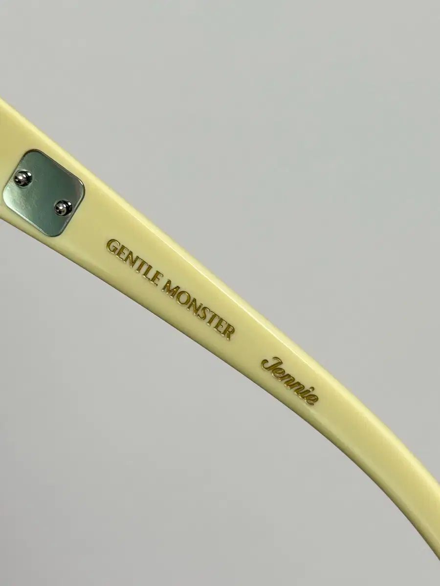 ウィスピー イエロー