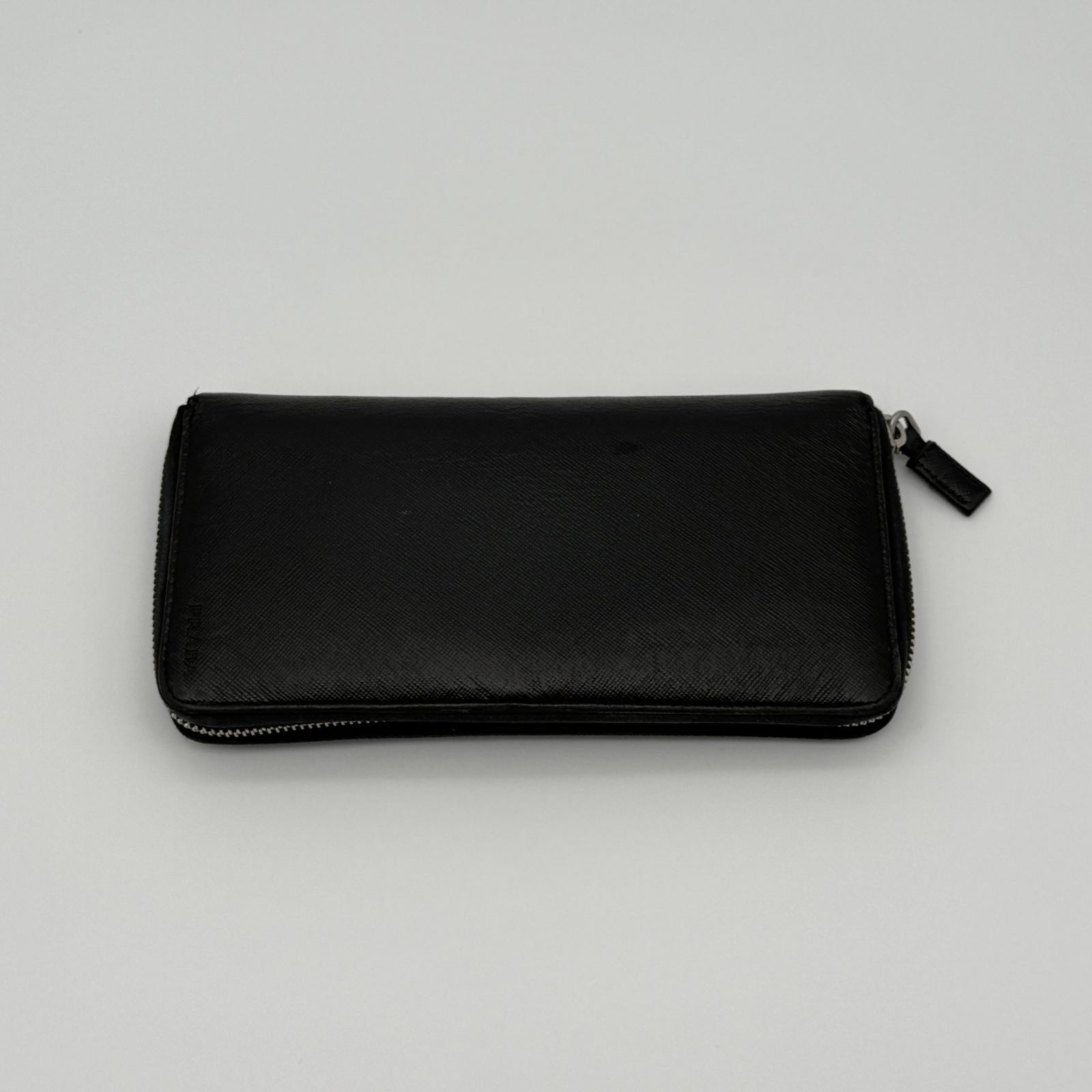 PRADA プラダ サフィアーノ ラウンドファスナー ブラック