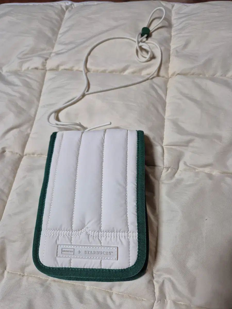 スターバックス HUNTER コラボ キルティング クロスバック スマートフォンバッグ