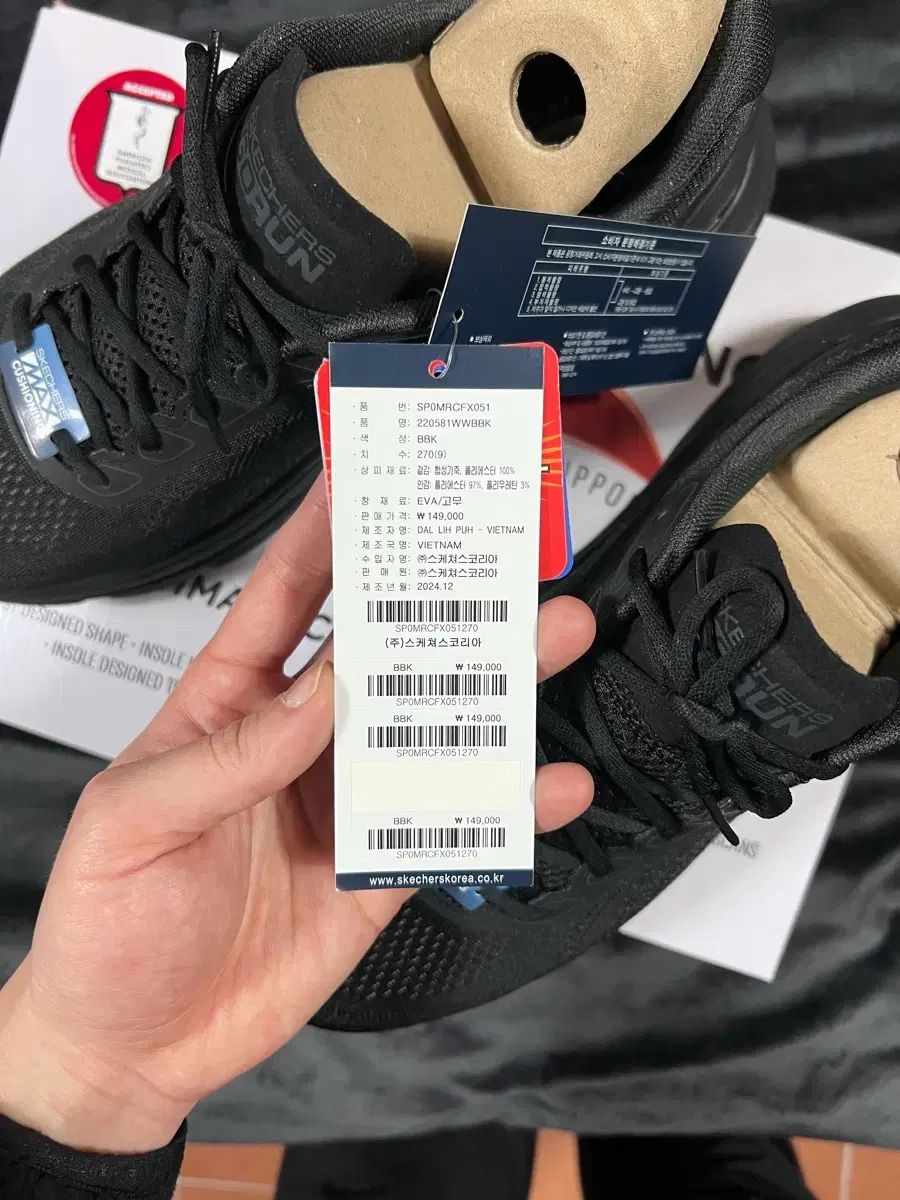 スケッチャーズ マックスクッショニング アーチフィット 2 0 ワイド ブラック スニーカー ランニングシューズ 登山靴 炭火グリル