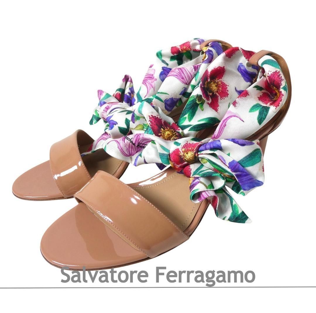 ♥ Salvatore Ferragamo サルヴァトーレフェラガモ サイズ6 5 D 約24㎝ TURSI エナメル スカーフ アンクルストラップ オープントゥ チャンキーヒール サンダル ベージュ レディース