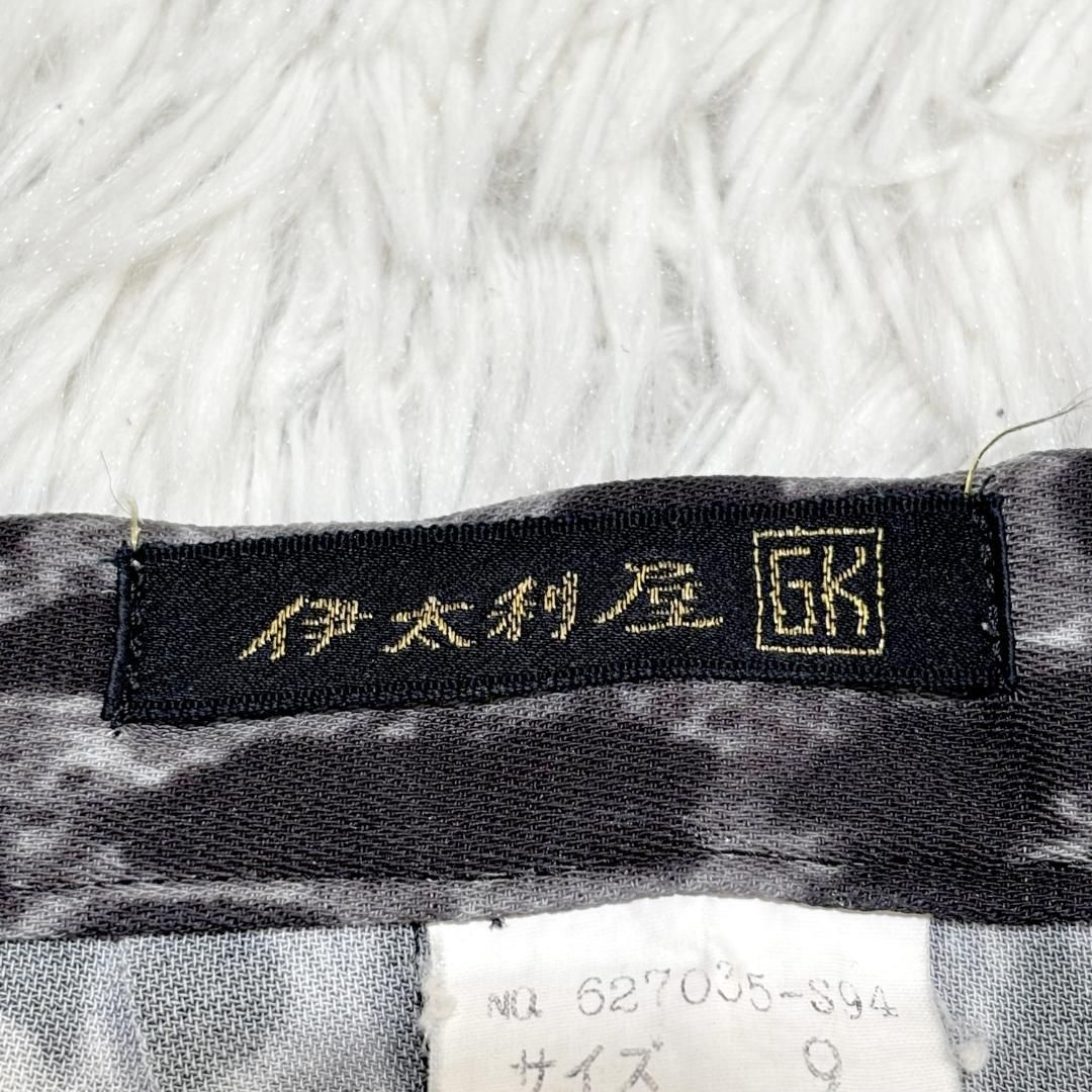 ★伊太利屋★M★白地に黒灰色豹柄スカートスーツ★上着中綿有★品良くかっこよく素敵 ☆伊太利屋☆M☆白地に黒灰色豹柄スカートスーツ☆上着中綿有☆品良く