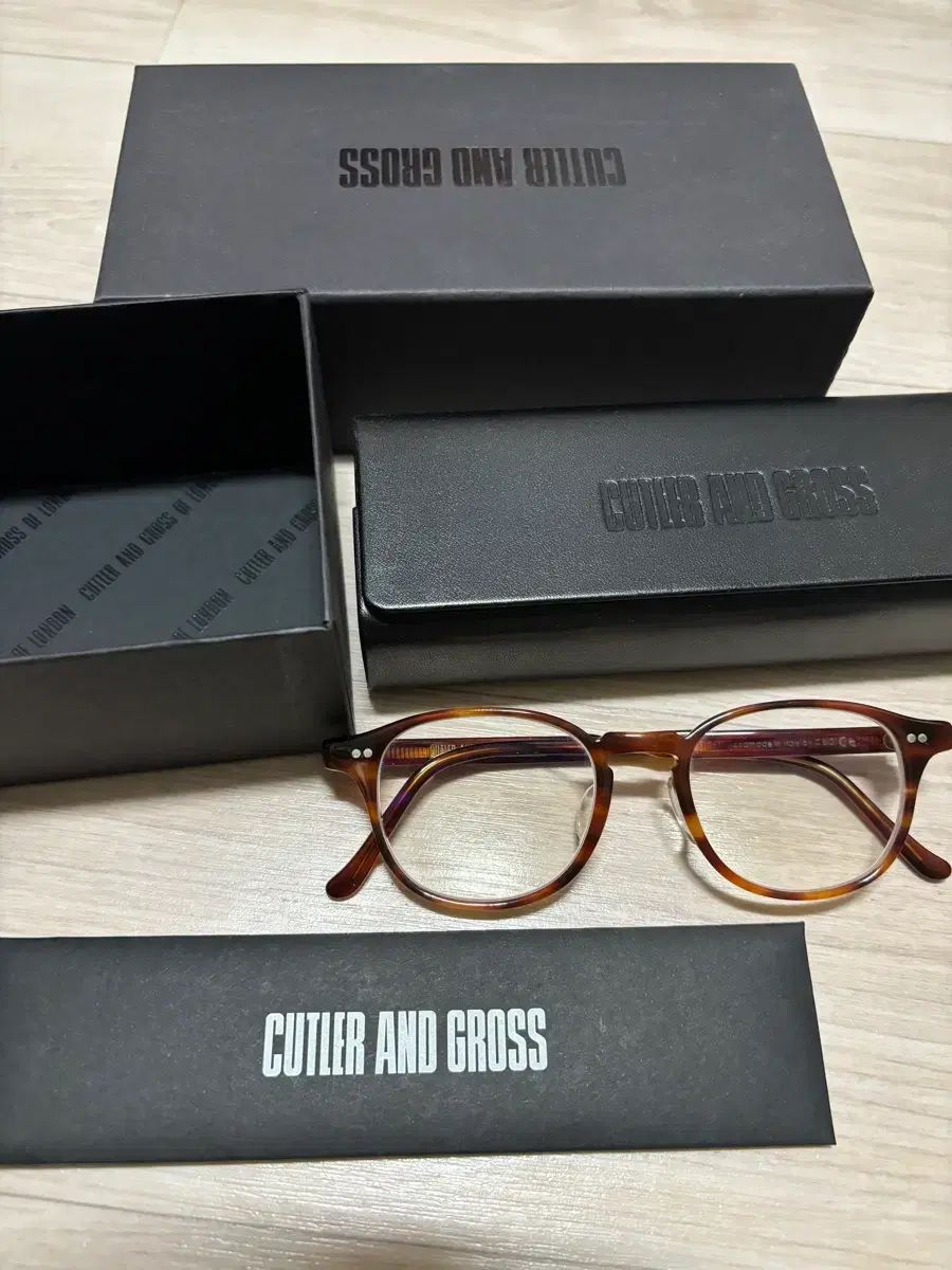 CUTLER AND GROSS カトラー アンド グロス