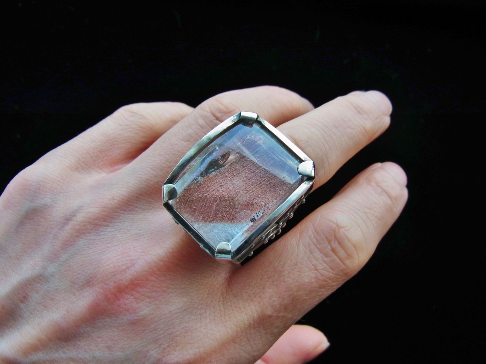 ロドライトクォーツリング ロドライトクォーツと呼ばれる水晶の一種をナチュラル感を残したままリングに アーチ型のカットが珍しい存在感抜群のシルバー925リングです