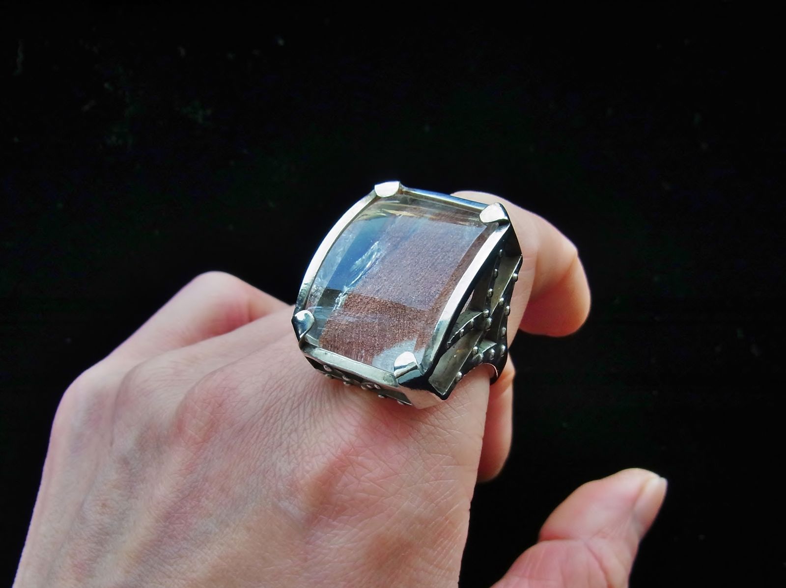 ロドライトクォーツリング ロドライトクォーツと呼ばれる水晶の一種をナチュラル感を残したままリングに アーチ型のカットが珍しい存在感抜群のシルバー925リングです