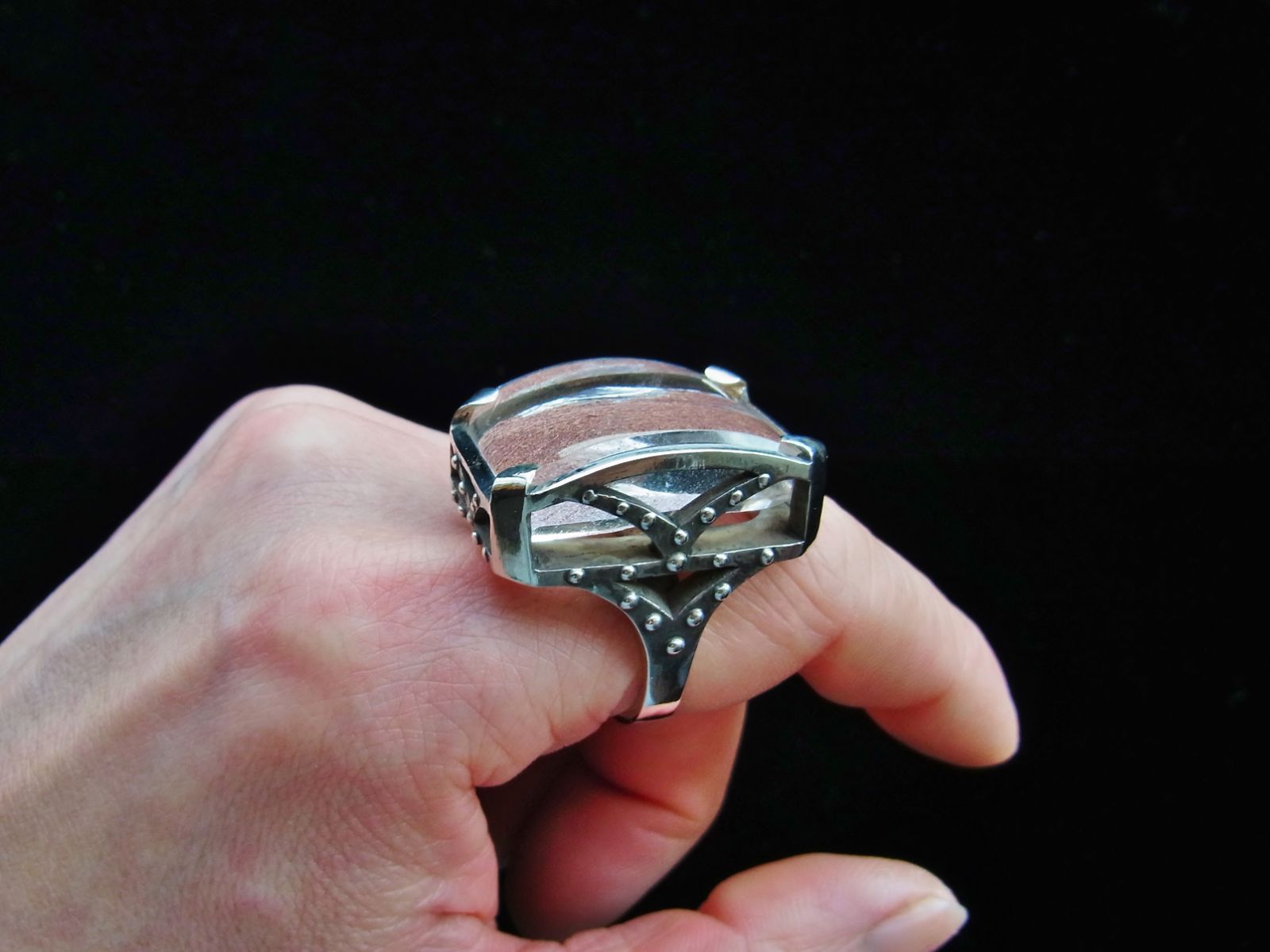 アーチ型のカットが珍しい存在感抜群のシルバー925リングです