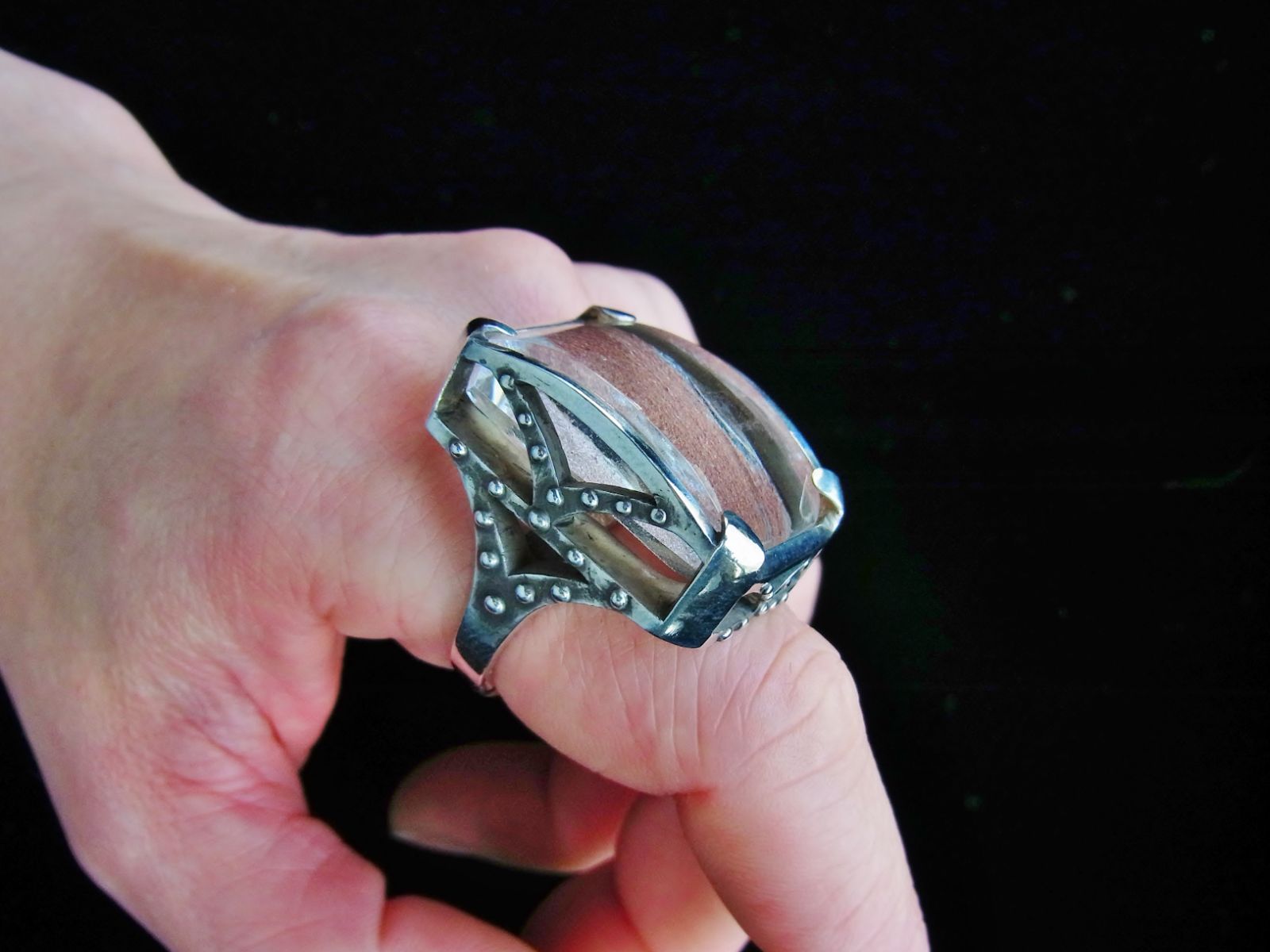 ロドライトクォーツと呼ばれる水晶の一種をナチュラル感を残したままリングに