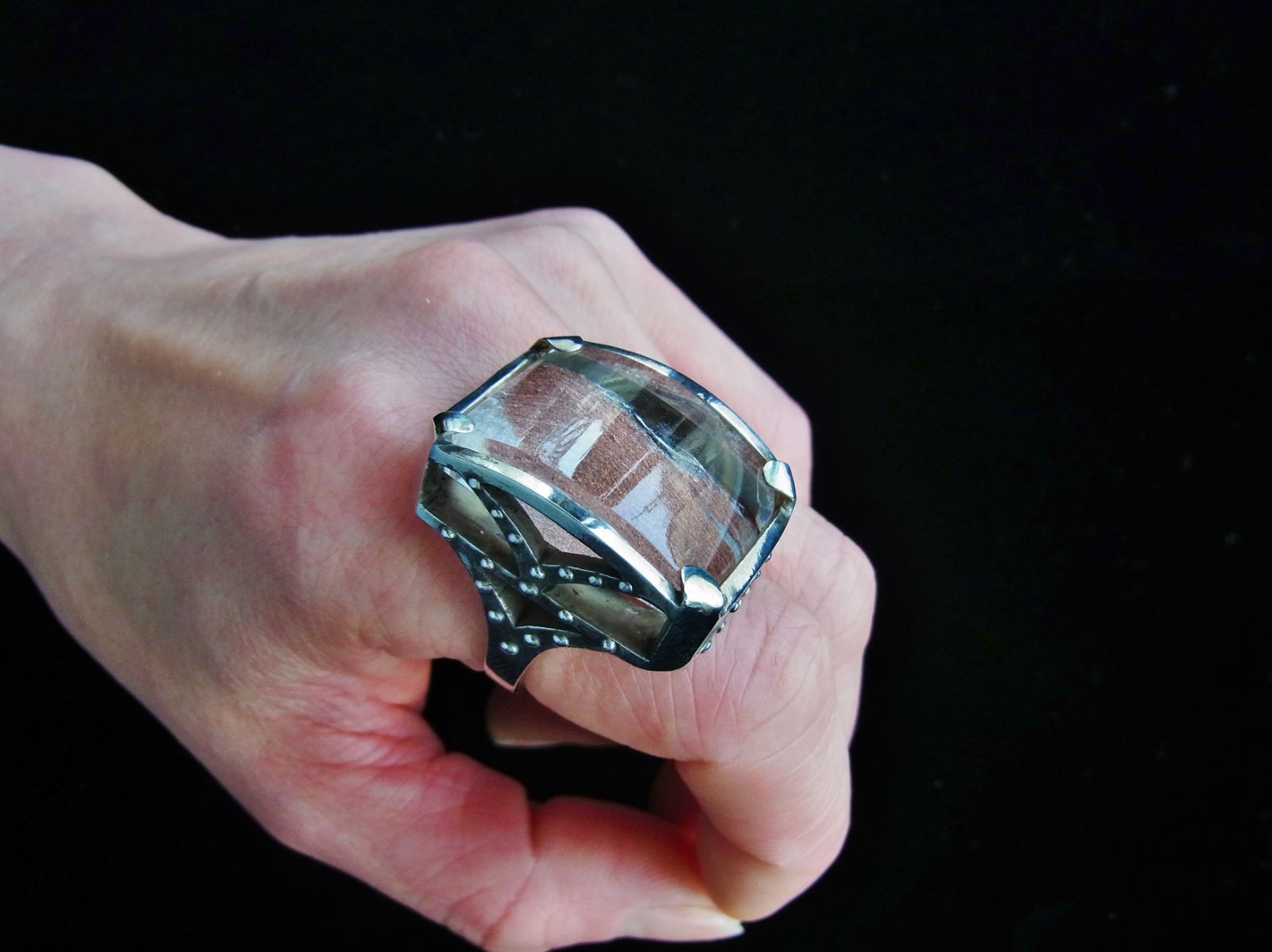 ロドライトクォーツリング ロドライトクォーツと呼ばれる水晶の一種をナチュラル感を残したままリングに