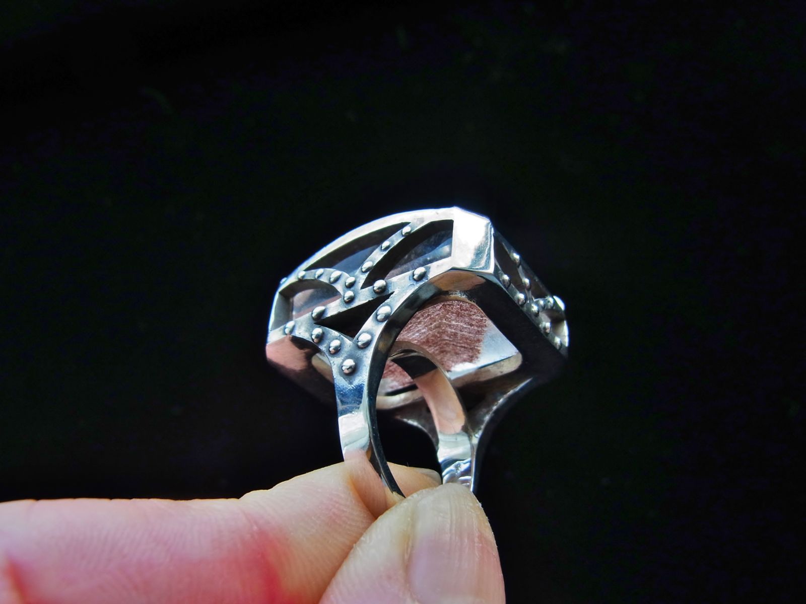 ロドライトクォーツリング ロドライトクォーツと呼ばれる水晶の一種をナチュラル感を残したままリングに