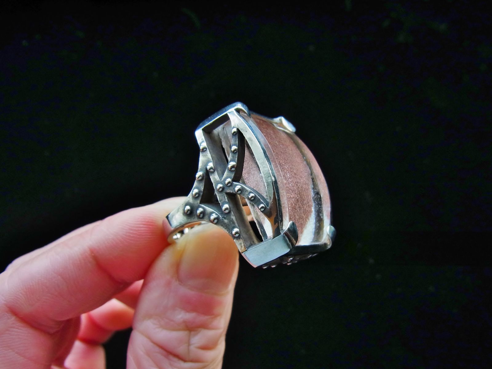  ロドライトクォーツリング ロドライトクォーツと呼ばれる水晶の一種をナチュラル感を残したままリングに アーチ型のカットが珍しい存在感抜群のシルバー925リングです リング 指輪 アクセサリー