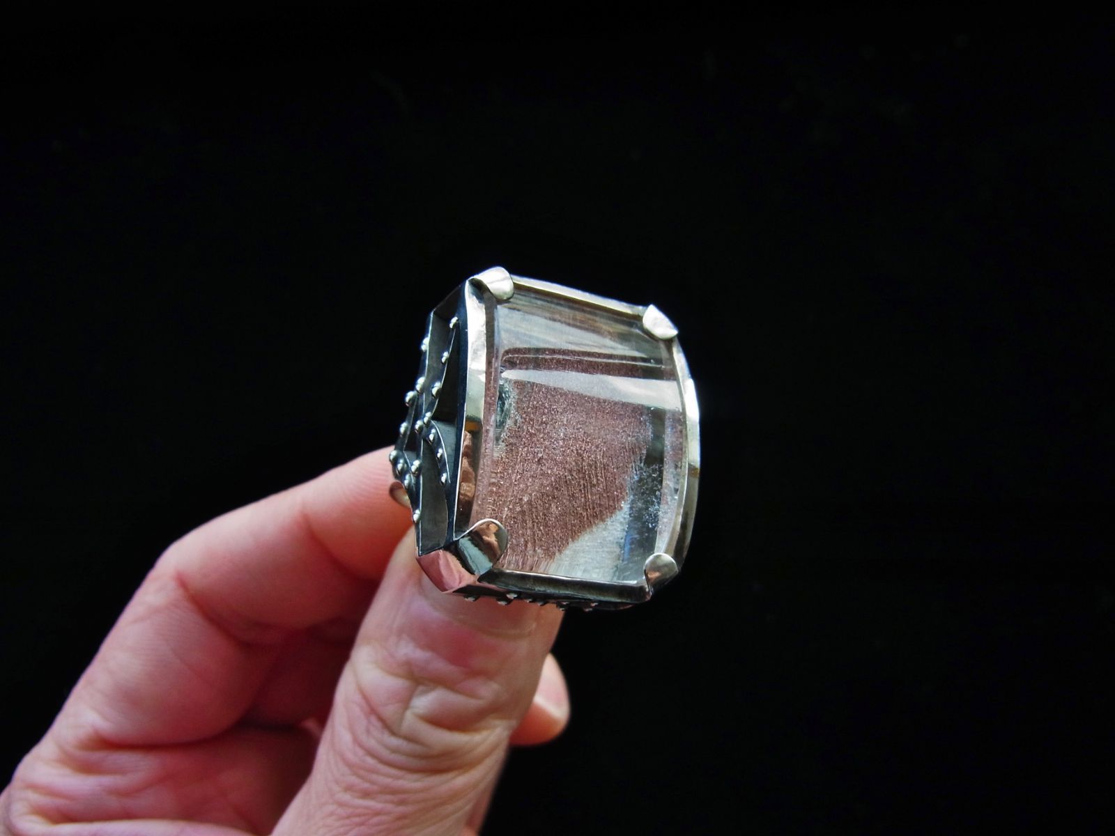 ロドライトクォーツと呼ばれる水晶の一種をナチュラル感を残したままリングに