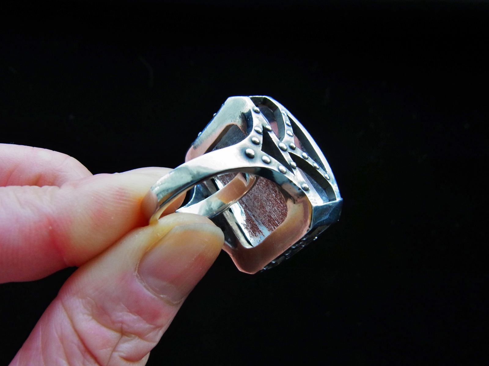 ロドライトクォーツと呼ばれる水晶の一種をナチュラル感を残したままリングに アーチ型のカットが珍しい存在感抜群のシルバー925リングです