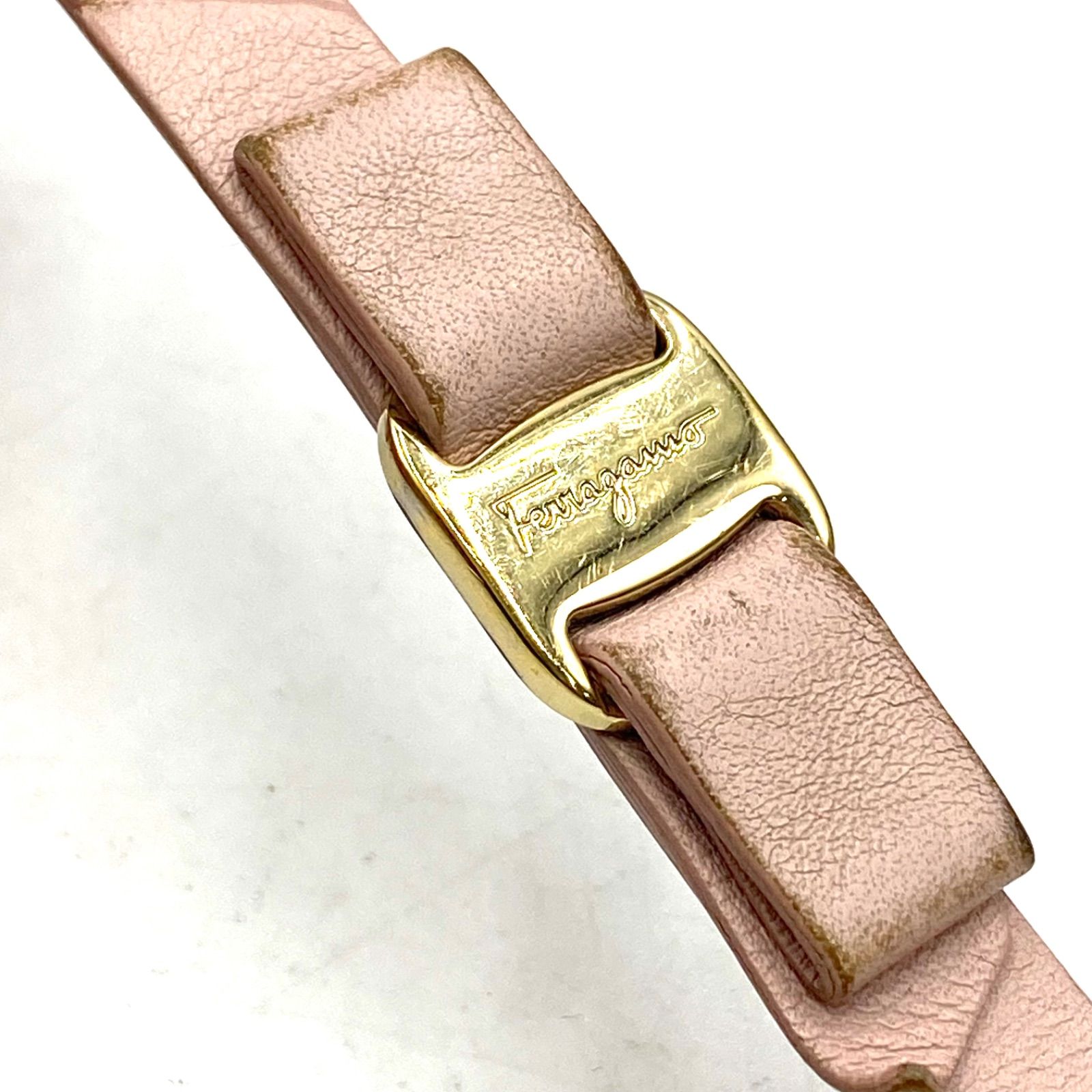 Ferragamo フェラガモ バングル ブレスレット 腕飾り レザー ピンク系 