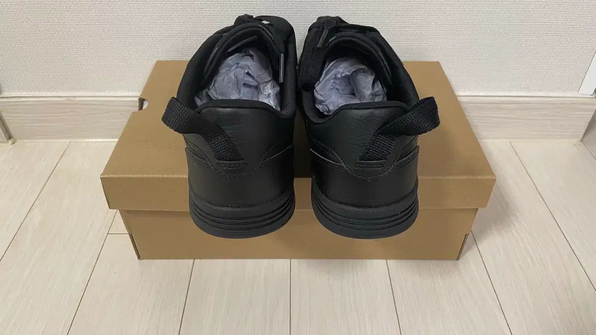 コラボスニーカー 270