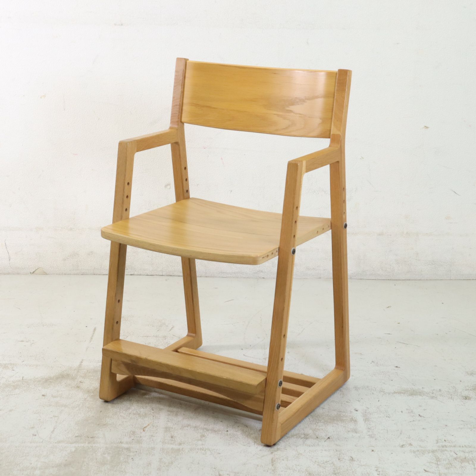 ACTUS アクタス F チェア オーク F-CHAIR デスクチェア 子供用 学習椅子 オーク材 高さ調節 キャスター4輪付き 足元にはランドセルが置ける 安全性の高い椅子 334 h 03