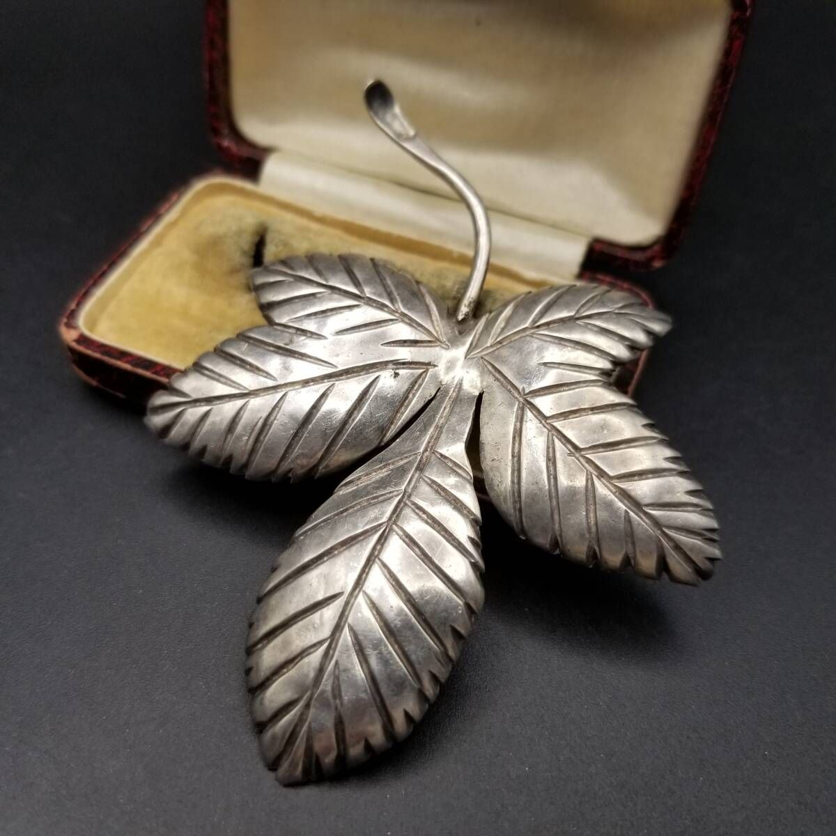 名作✨美品✨  ブローチ リーフモチーフ シルバー925 メキシコ 925 シルバー 大きな三枚葉 立体彫刻 ヴィンテージ リーフ