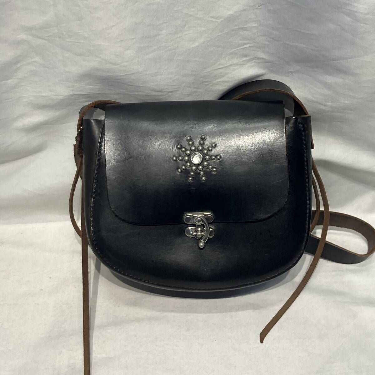 HTS ショルダーバッグ スタッズヒッピーバッグ レザー ブラック エイチティーエス