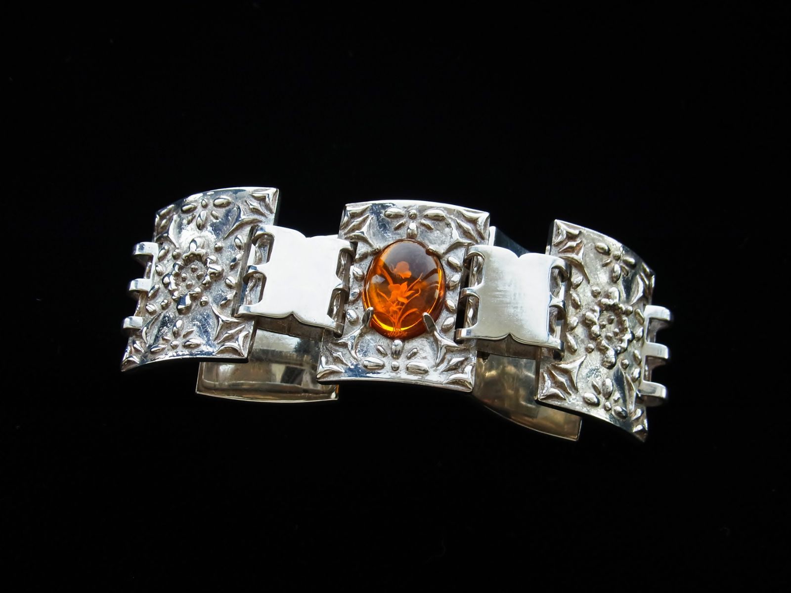 琥珀ブレスレット シルバー925 有機物の琥珀と無機物のシルバーの相反するコラボはクールさと温かみのどちらも感じさせてくれます