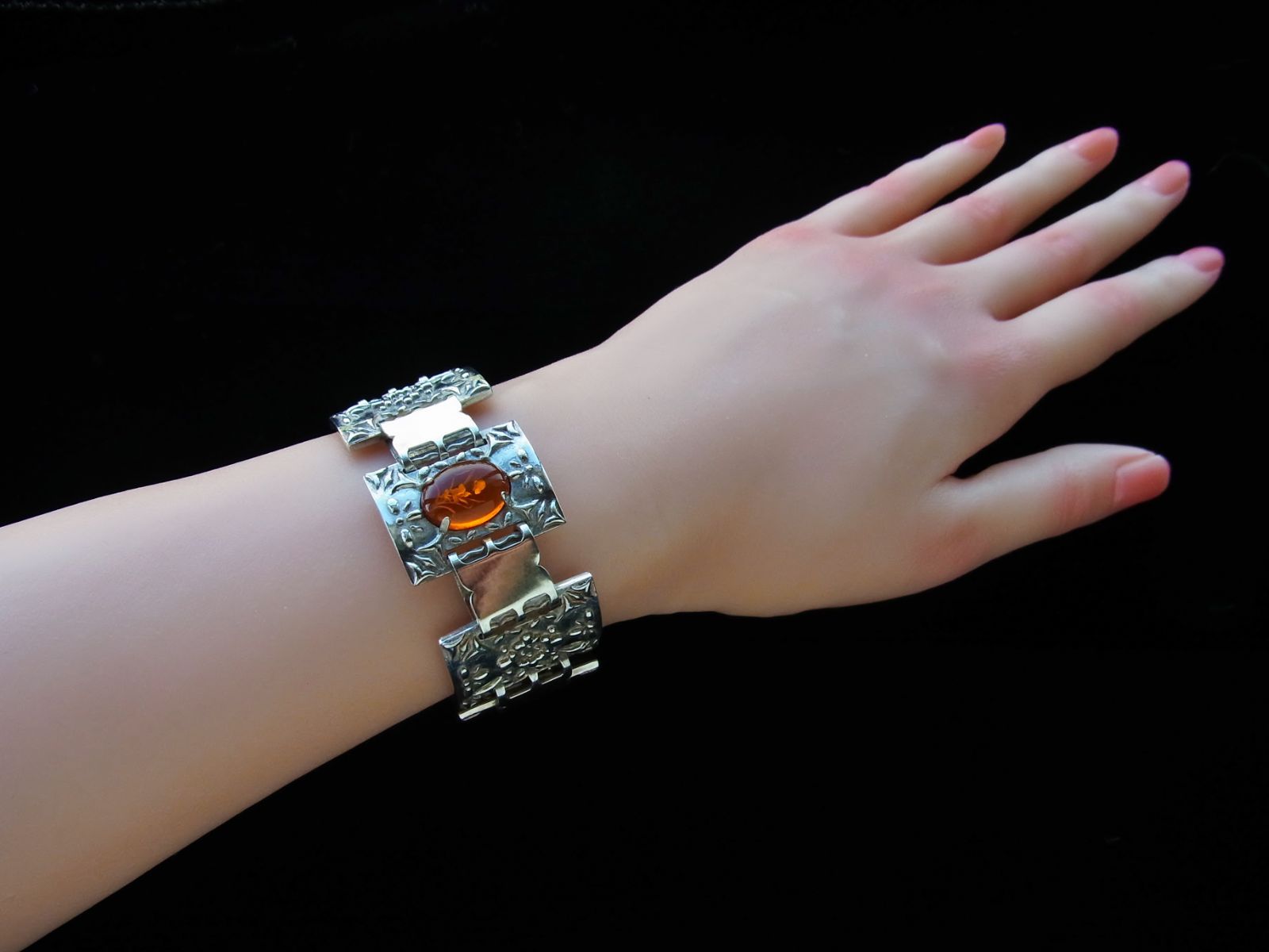 琥珀ブレスレット シルバー925 有機物の琥珀と無機物のシルバーの相反するコラボはクールさと温かみのどちらも感じさせてくれます