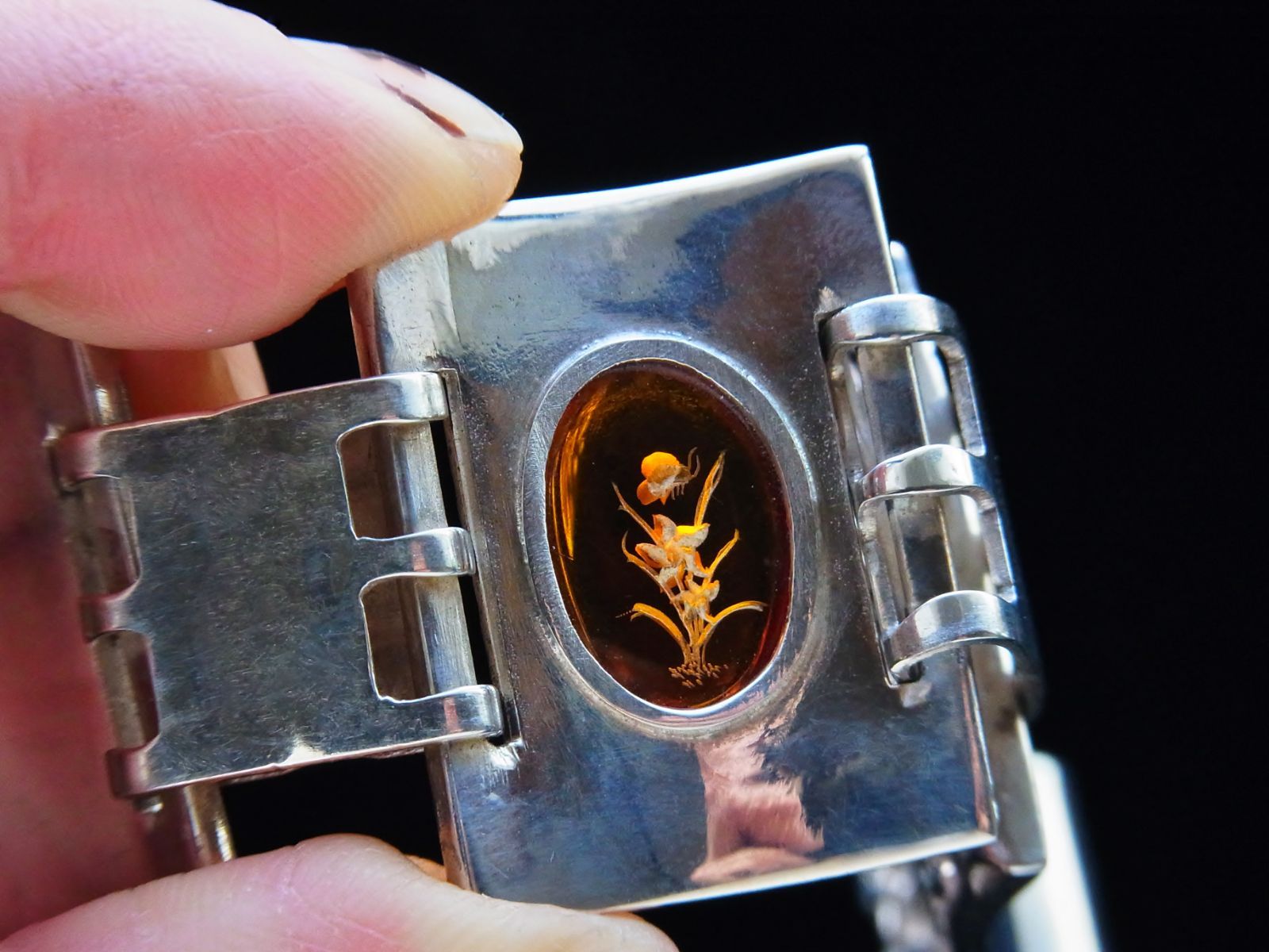 有機物の琥珀と無機物のシルバーの相反するコラボはクールさと温かみのどちらも感じさせてくれます