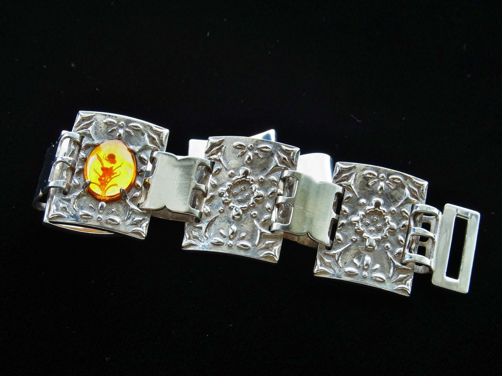 有機物の琥珀と無機物のシルバーの相反するコラボはクールさと温かみのどちらも感じさせてくれます