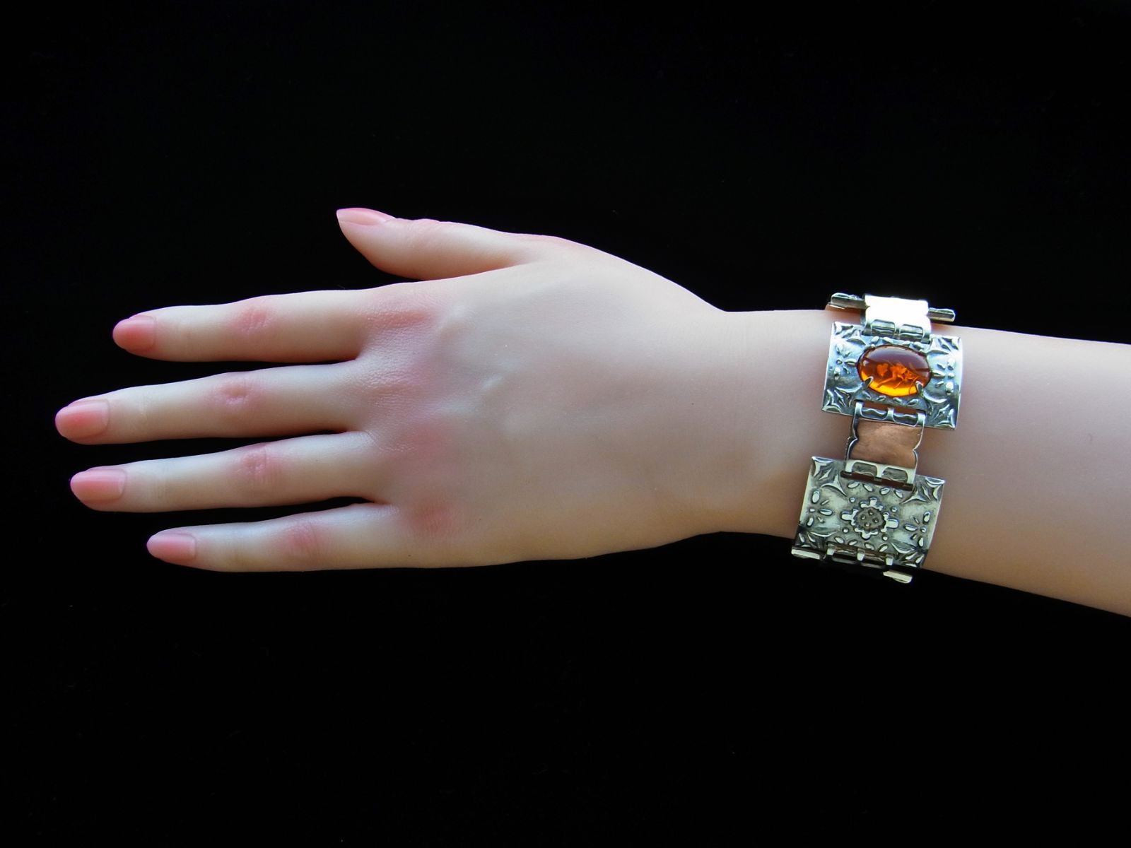 有機物の琥珀と無機物のシルバーの相反するコラボはクールさと温かみのどちらも感じさせてくれます