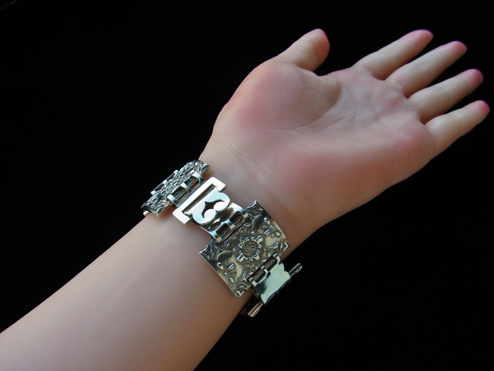 有機物の琥珀と無機物のシルバーの相反するコラボはクールさと温かみのどちらも感じさせてくれます