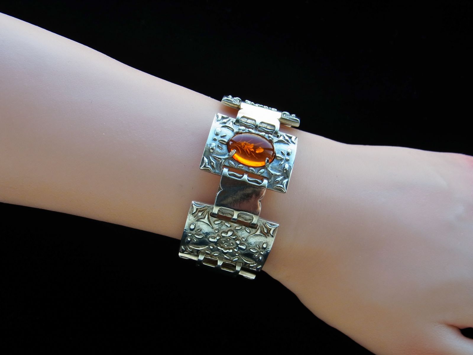  琥珀ブレスレット シルバー925 有機物の琥珀と無機物のシルバーの相反するコラボはクールさと温かみのどちらも感じさせてくれます ブレスレット アクセサリー