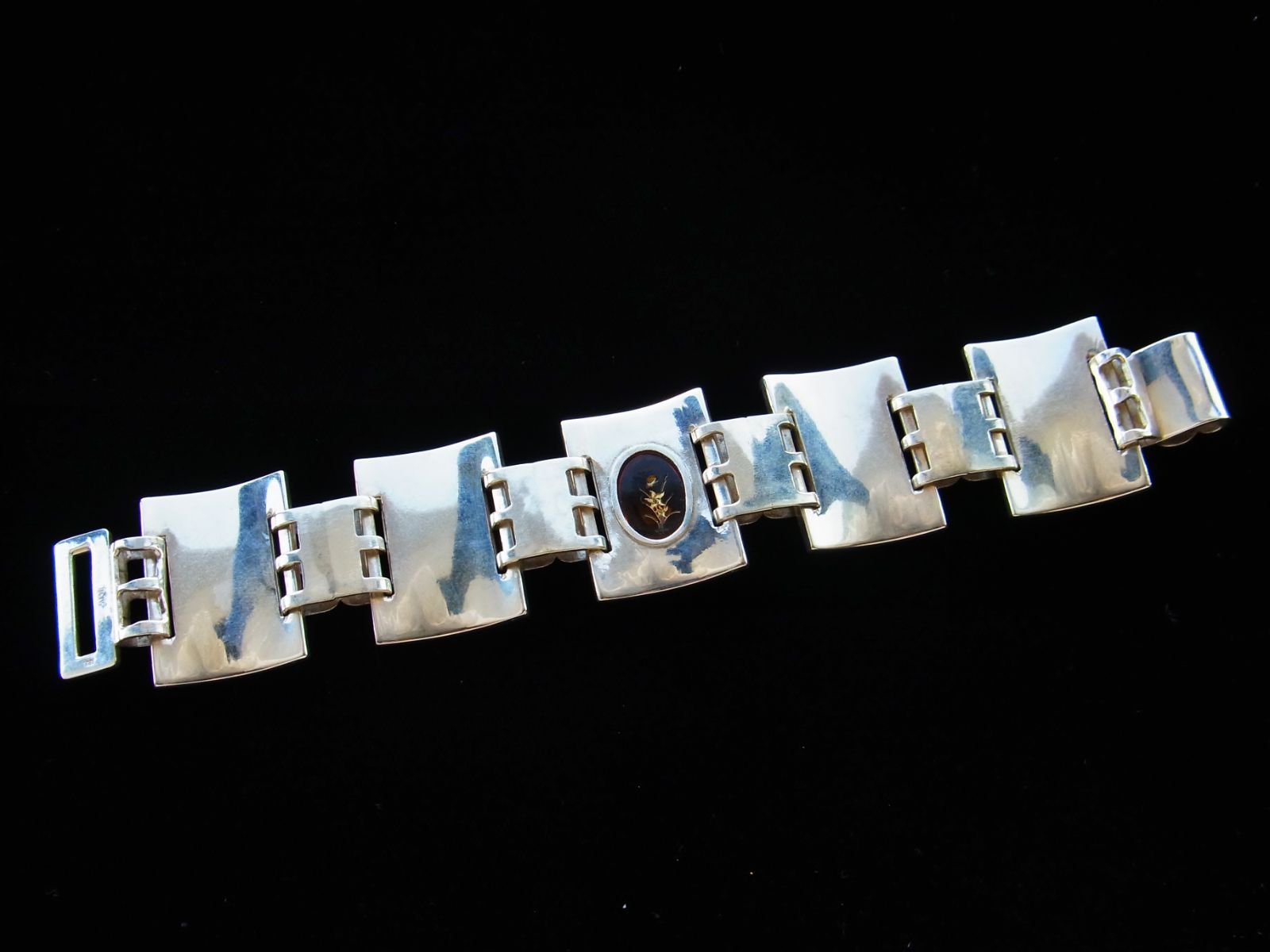 シルバー925 有機物の琥珀と無機物のシルバーの相反するコラボはクールさと温かみのどちらも感じさせてくれます