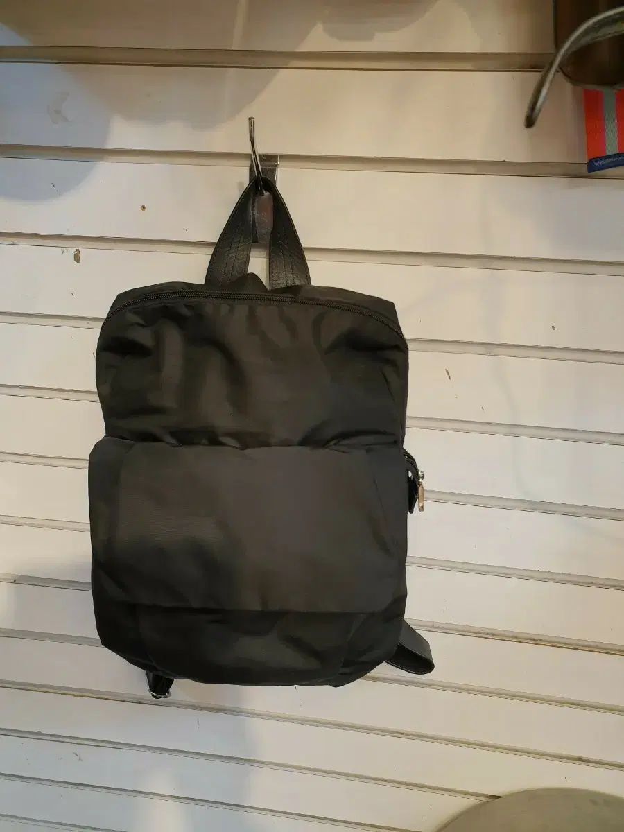 マンダリナダック ブラック バックパック