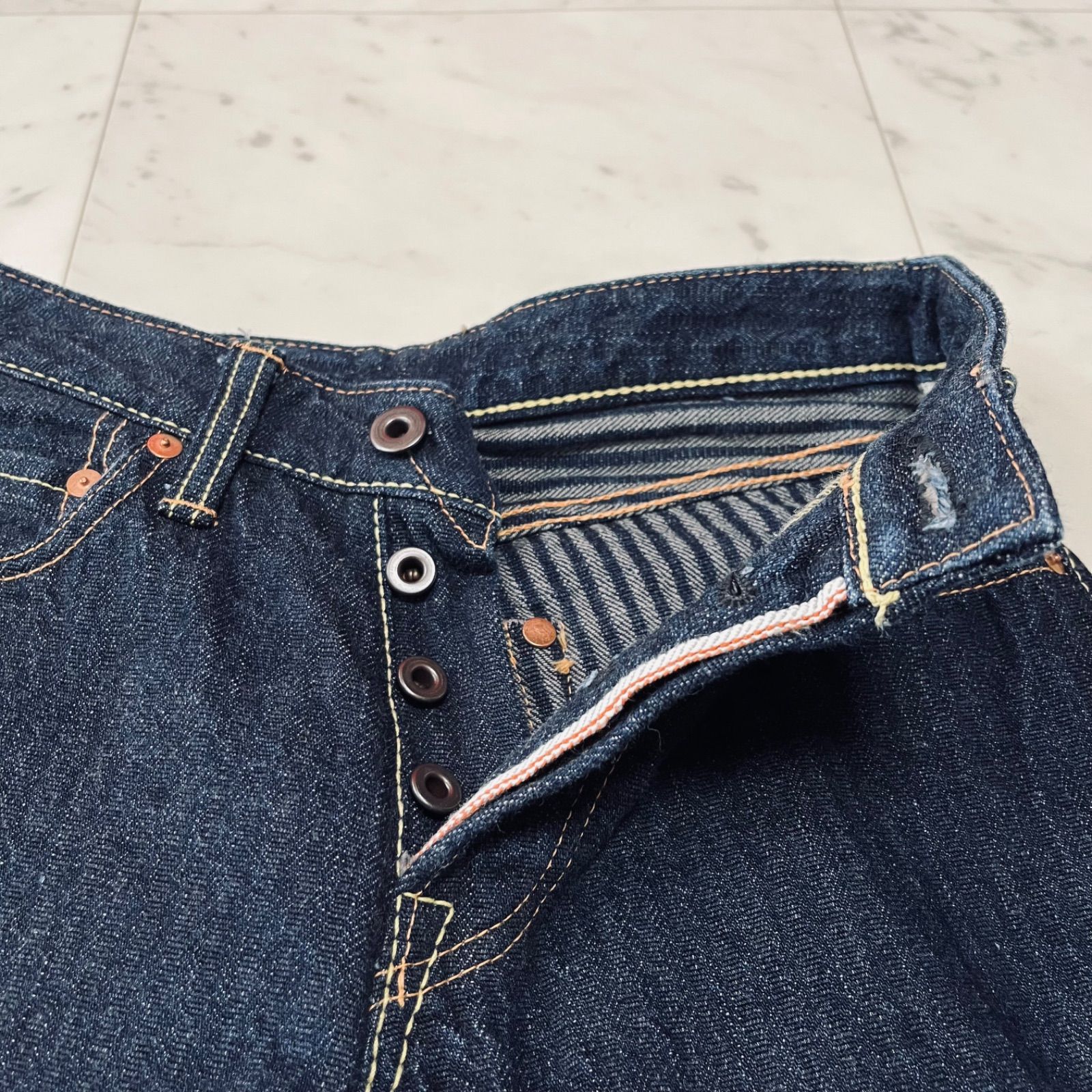 ボタンフライ ジーンズ