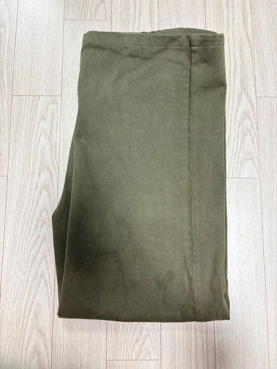  르917 ワンタックデニムパンツ カーキ その他 デニム ジーンズ