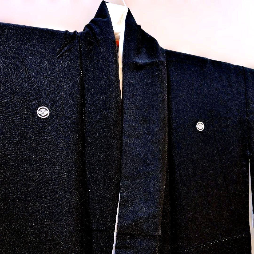 正絹黒留袖　未使用　しつけ糸付き　駒刺繡　金彩　五つ紋 WNG14.正絹黒留袖 刺繍入り駒刺繍 松花文黒地金銀糸金彩比翼仕立て