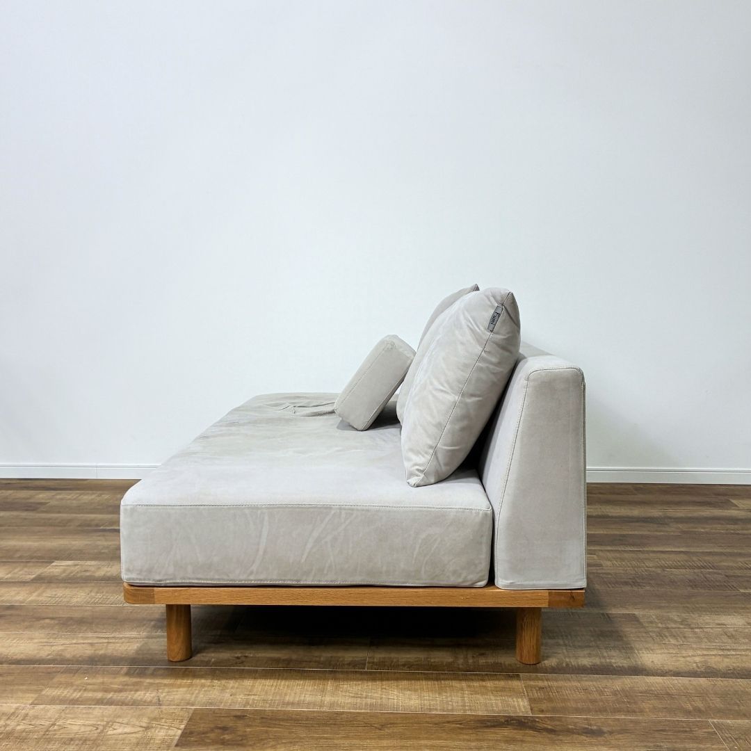 クッションでくつろぐソファ ワイド