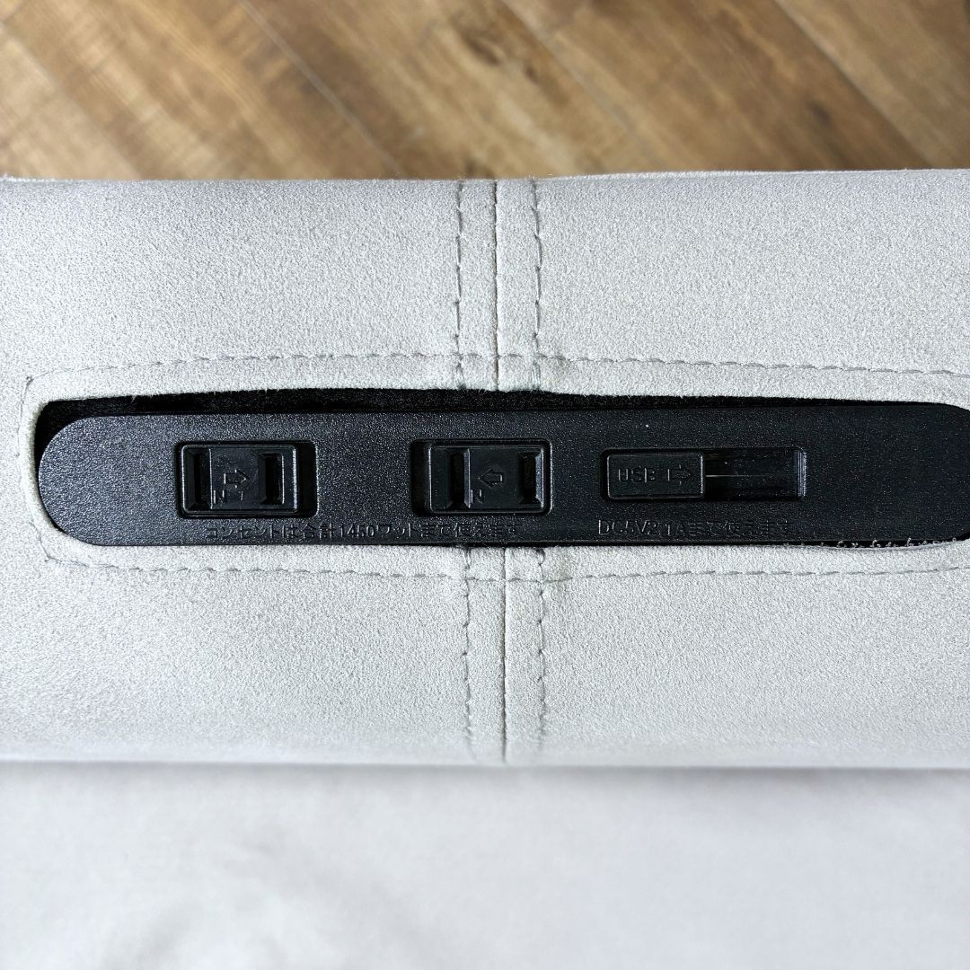 クッションでくつろぐソファ