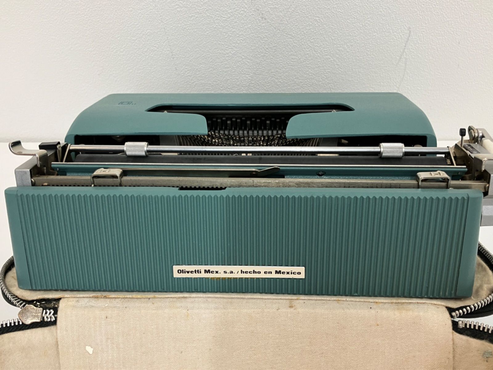 ☆オリベッティ ポータブルタイプライター「レッテラ32 (Olivetti