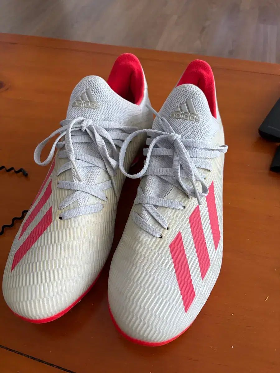 アディダス サッカーシューズ 本物