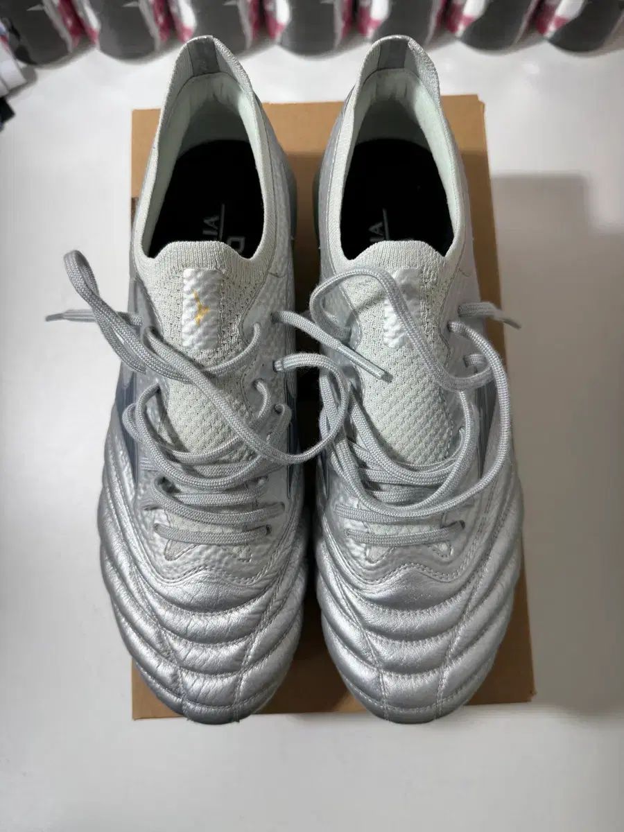 ミズノ モレリア NEO 4 ベータ エリート サッカーシューズ 255 mm