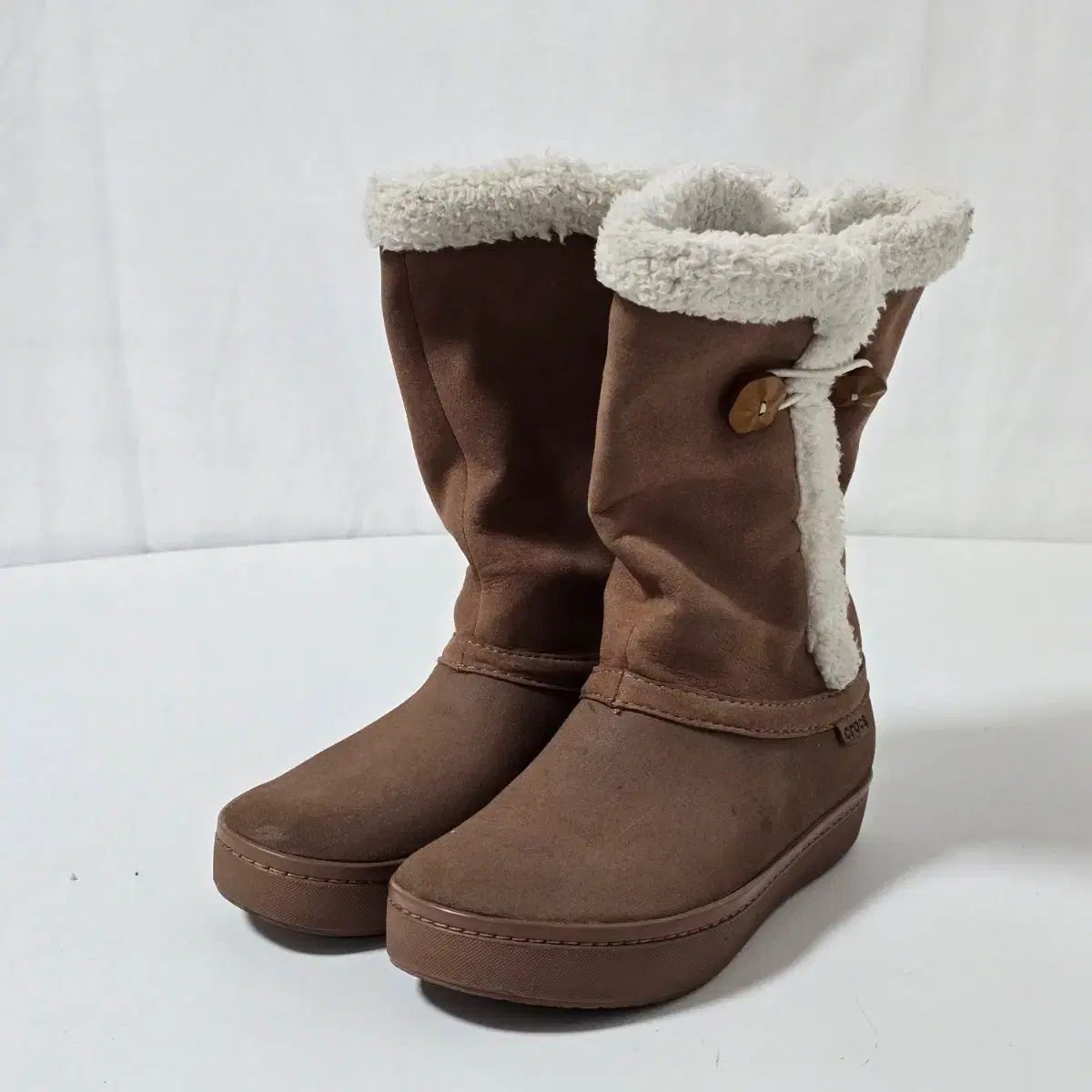 Crocs レディース ウール Modessa スウェード ボタン ブーツ ブラウン w 7 240 c