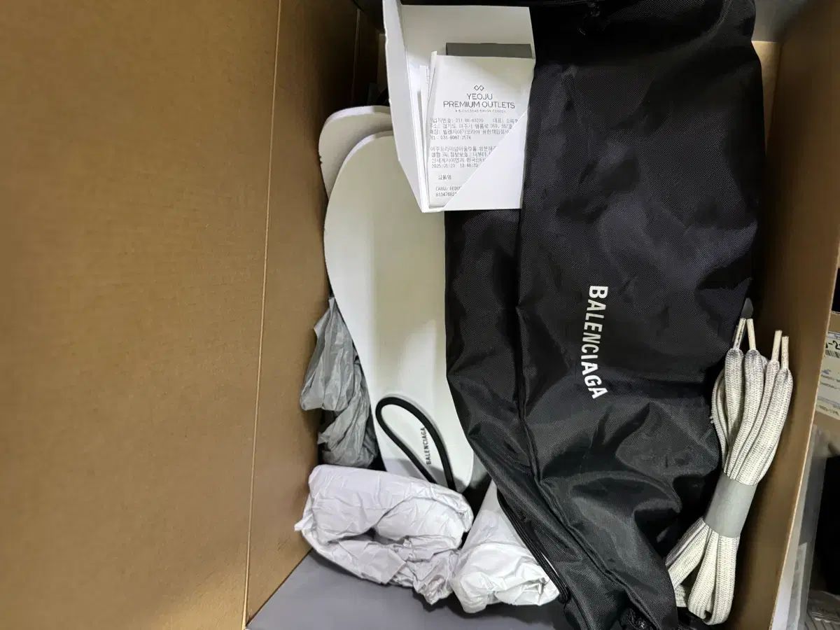  バレンシアガ カーゴ スニーカー ベージュ 42 スニーカー 靴