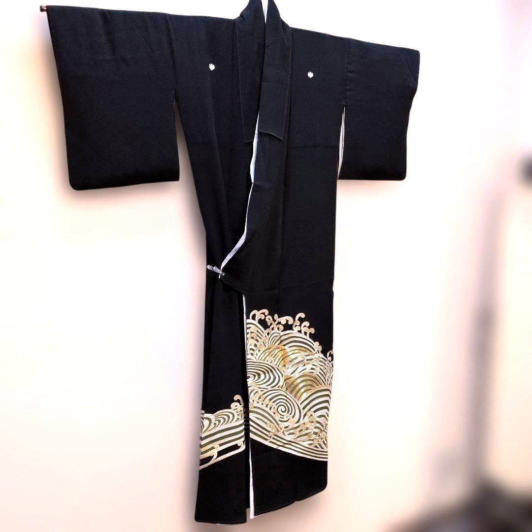BR12.正絹黒留袖 波模様 金色金駒刺繍 比翼仕立て五つ紋 - メルカリ