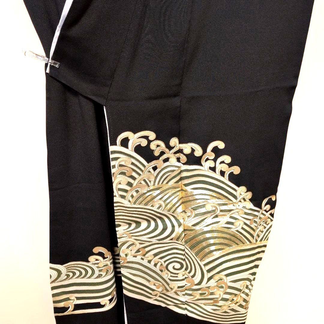 BR12.正絹黒留袖 波模様 金色金駒刺繍 比翼仕立て五つ紋 - メルカリ