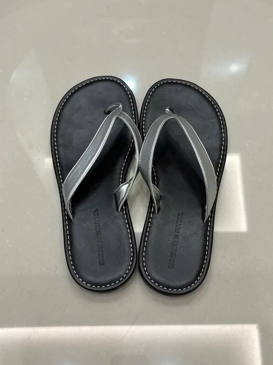 サムウェアバター Basic Flip flops シルバー 245