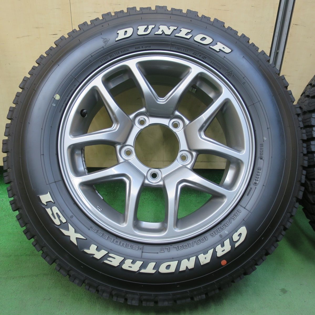 バリ溝 23年 キレイ 9 5分 スズキ JB 64 ジムニー 185 85 R 16 105 103 L スタッドレス ダンロップ グラントレック XS 1 ホワイトレター 16インチ PCD 139 7 5 H 5122907イス