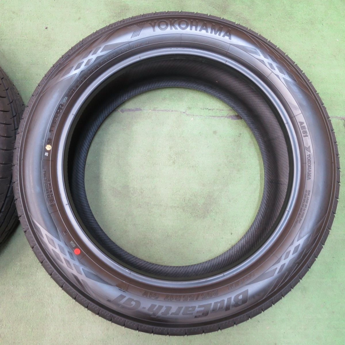  新車外し 25年 205 55 R 17 ヨコハマ BluEarth GT AE 51 ブルーアース 17インチ タイヤ ノア ヴォクシー ステップワゴン 等 5122609イノタ 17インチ サマータイヤ ノーマルタイヤ