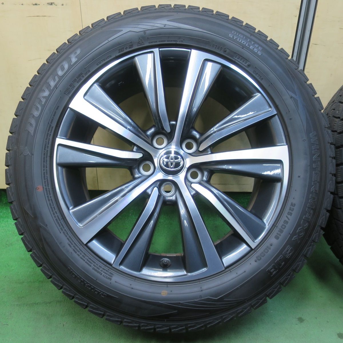 バリ溝 キレイ 9分 トヨタ 80系 ハリアー Gグレード 225 60 R 18 スタッドレス ダンロップ ウインターマックス SJ 8 18インチ PCD 114 3 5 H 5122906イス