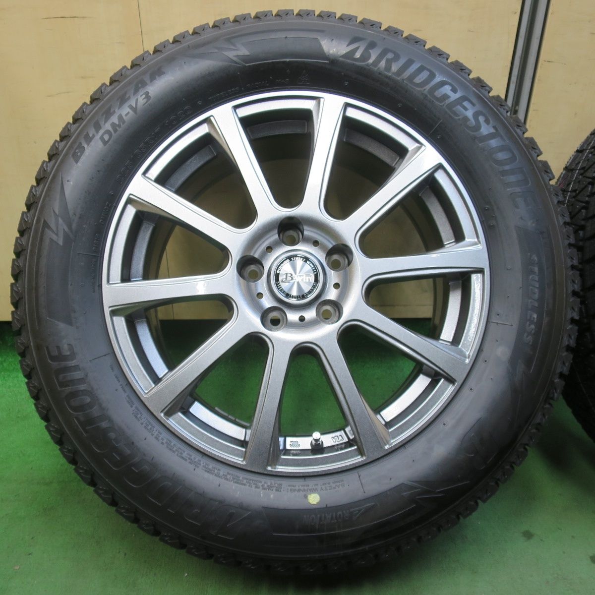 ♥ スタッドレス 225|65 R 17 ブリヂストン ブリザック DM-V 3 B-win 社外 アルミ 17インチ PCD 114.3|5 H 5122905イス