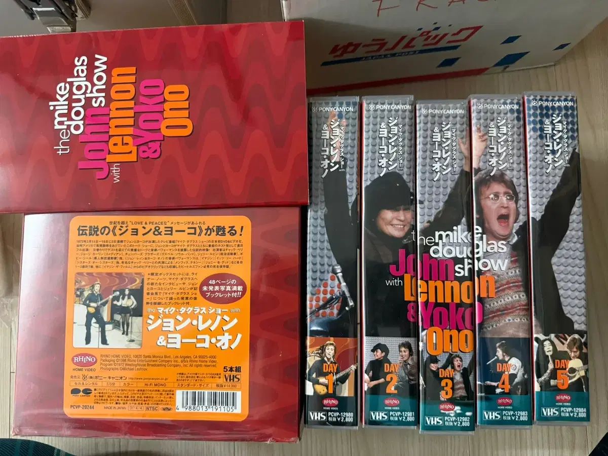 John Lennon ー 5 VHS Box Set 48 p 冊子 含め