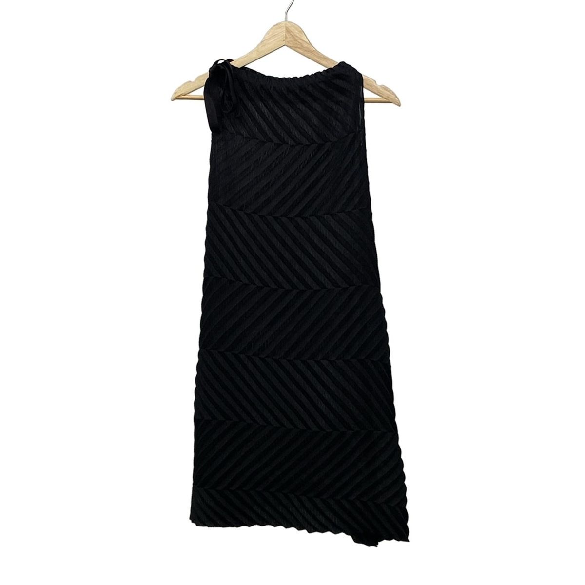 me ISSEY MIYAKE ミー|イッセイミヤケ ワンピース レディース - 黒 ノースリーブ|ひざ丈|プリーツ